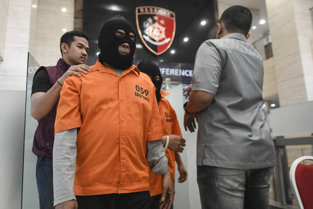 Petugas menggiring tersangka saat konferensi pers kasus tindak pidana perdagangan orang di Mabes Polri, Jakarta, Selasa (4/4/2023). Foto: Hafidz Mubarak A/Antara Foto