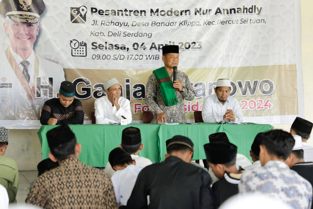 Tuan Guru Sahabat (TGS) Ganjar Sumut saat mengajarkan nilai-nilai akhlakul karimah kepada para remaja Masjid Permadani dari Pondok Pesantren Modern Nur An-Nahdly Desa Bandar Klippa, Kecamatan Percut Sei Tuan, Deli Serdang. Foto: Dok. Istimewa