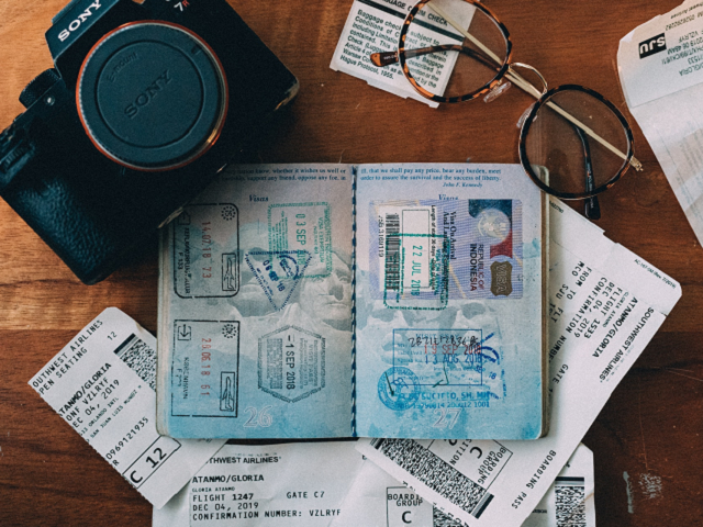 Ilustrasi dokumen untuk perpanjang paspor. Sumber: unsplash.com.