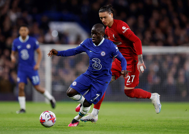 Darwin Nunez (belakang) duel dengan N'Golo Kante di laga Chelsea vs Liverpool dalam lanjutan Liga Inggris 2022/23 di Stadion Stamford Bridge, London, Rabu (5/4/2023) dini hari WIB. Foto: Action Images via Reuters/Andrew Couldridge