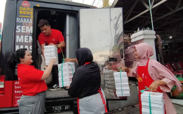 Niken Sekarmelati, Brand Manager Beverage Kraft Heinz Indonesia (paling kiri) dan Fanany Hasiyati (baju pink) saat mempersiapkan makanan buka puasa untuk kelompok rentan di wilayah Surabaya, Selasa (4/4) sore. Foto-foto: Masruroh/Basra