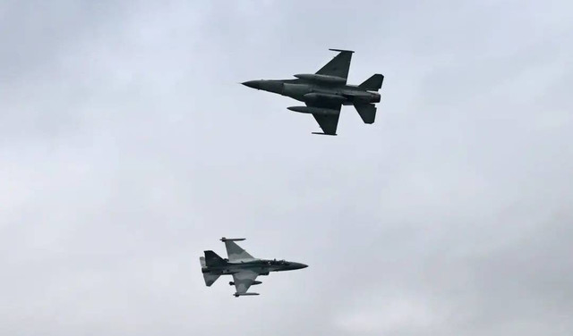 Sejumlah pesawat milik TNI melakukan latihan demo udara untuk persiapan HUT ke-77 TNI AU. Foto: Instagram/@militer.udara