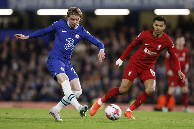 Pemain Chelsea Conor Gallagher berusha melewati pemain Liverpool Cody Gakpo pada pertandingan lanjutan Liga Inggris di Stamford Bridge, London, Inggris, Rabu (5/4/2023). Foto: Andrew Couldridge/REUTERS