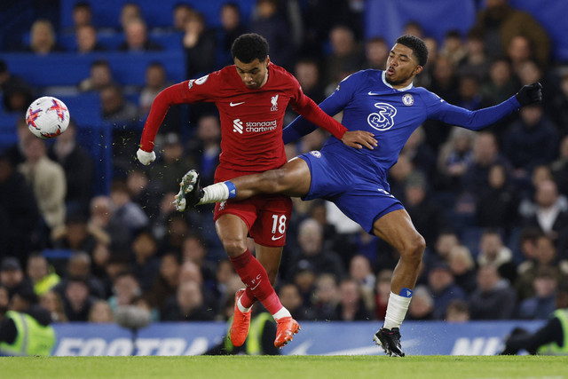 Pemain Chelsea Wesley Fofana berebut bola dengan pemain Liverpool Cody Gakpo pada pertandingan lanjutan Liga Inggris di Stamford Bridge, London, Inggris, Rabu (5/4/2023). Foto: Andrew Couldridge/REUTERS