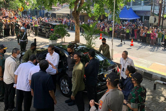 Presiden Jokowi tiba di Pasar Johar Baru, Jakarta, Rabu (5/4/2023).  Foto: Mirsan Simamora/kumparan