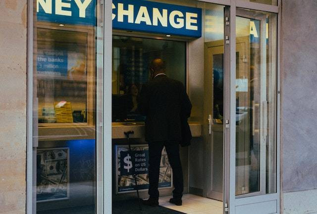Ilustrasi cara menukar uang di money changer. Sumber foto: Mathias Reding dari Pexels