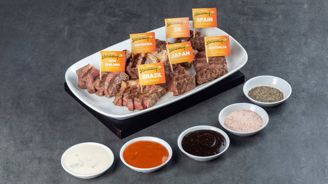 Sajian Steakploration spesial ulang tahun Steak Hotel by HOLYCOW! (4/4/2023). Foto: Steak Hotel by HOLYCOW!