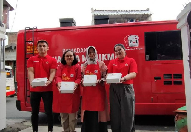 Wida Septarina, Ketua Yayasan Foodbank of Indonesia (dua dari kiri) dalam acara #ABCDapurBersamaIbu yang digelar di Surabaya, Selasa (4/4) sore. Foto: Masruroh/Basra