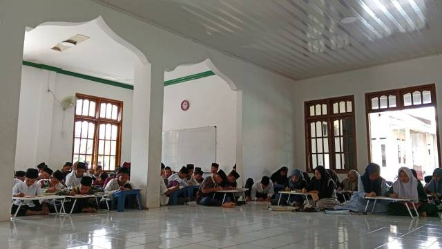Santri sedang fokus mendengarkan penjelasan guru (sumber gambar: koleksi pribadi, Muthakin Al-Maraky)