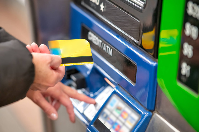 Ilustrasi Cara Ambil Uang di ATM dengan Kartu dan tanpa Kartu. Foto: Unsplash/Giovanni Gagliardi.