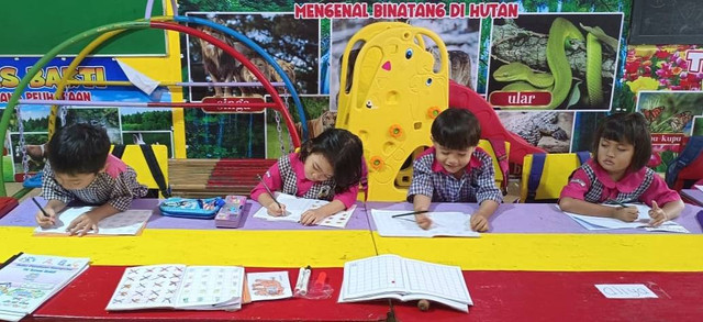 Kegiatan belajar mengajar di salah satu Taman Kanak-kanak (TK) di Surabaya. Kini pembelajaran siswa PAUD maupun TK harus dibuat dengan model pembelajaran yang menyenangkan tanpa dibebani calistung. Foto: Dok. Basra