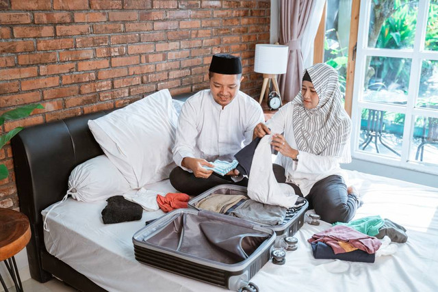 Ilustrasi mengepak pakaian untuk mudik. Foto: Odua Images/Shutterstock 
