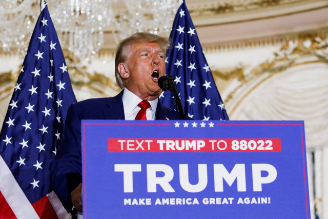Mantan Presiden AS Donald Trump memberikan sambutan usai menjalani persidangan di Palm Beach, Florida, AS. Foto: Marco Bello/REUTERS