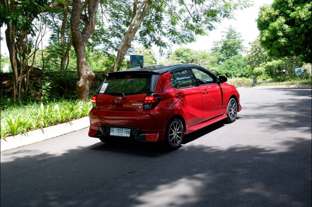 All new Toyota Agya di tanjakan menggunakan fitur Hill Start Assist. Foto: Aditya Pratama Niagara/kumparan
