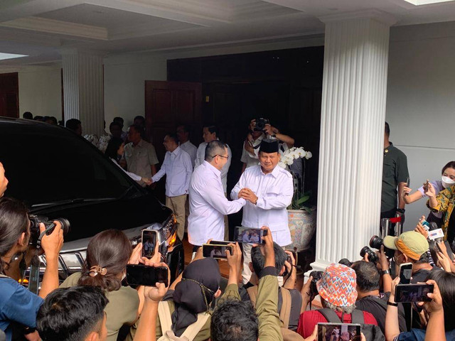 Ketum Gerindra Prabowo Subianto menerima kunjungan Ketum Perindo Hary Tanoesoedibjo di Kertanegara, Jakarta, Rabu (5/4) Foto: Paulina Herasmaranindar/kumparan