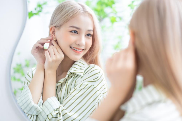 Ilustrasi wanita mengenakan perhiasan berlian. Foto: Shutterstock.