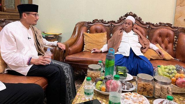 Sandiaga Uno ketika Sowan kepada Ketua Majelis Syariah PPP, KH Mustofa Aqiel Siroj di Pondok Pesantren KHAS Kempek, Jalan Tunggal Pegagan, Pegagan, Desa Blok, Kempek, Kecamatan Palimanan, Kabupaten Cirebon, Jawa Barat pada Rabu (5/4/2023). Foto: Tim Sandiaga Uno
