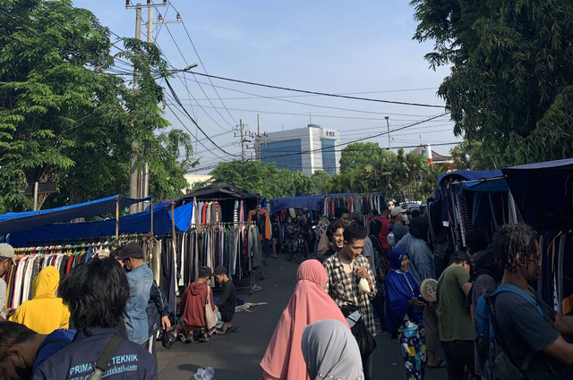 Aktivitas masyarakat surbaya yang melakukan thrifting di pasar tugu pahlawan, Surbaya, Jawa Timur. Foto: dok. pribadi