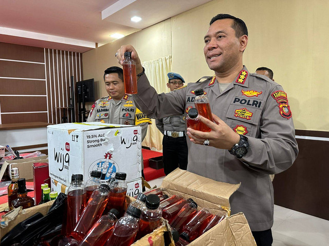 Kapolres Pontianak, Kombes Pol Adhe Hariadi menunjukkan arak oplosan yang diamankan pada Operasi Pekat Kapuas 2023. Foto: Teri/Hi!Pontianak