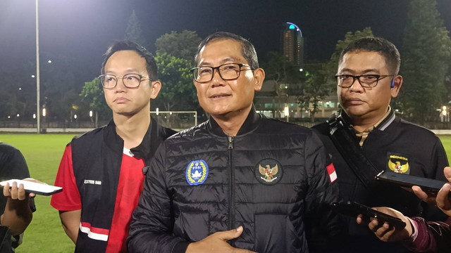 Manajer Timnas, Sumardji (tengah). Foto: Jodi Hermawan/kumparan