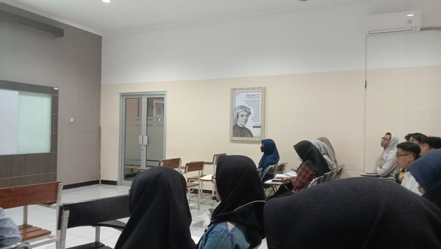 Ilustrasi Mahasiswa yang Memilih Posisi Duduk Bagian Belakang. Sumber : Hamidah Nabila Zahra