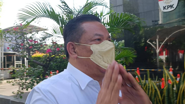 Sekda Riau, SF Hariyanto, tiba di Gedung Merah Putih KPK, untuk diklarifikasi terkait LHKPN. Kamis (6/4/2023). Foto: Hedi/kumparan