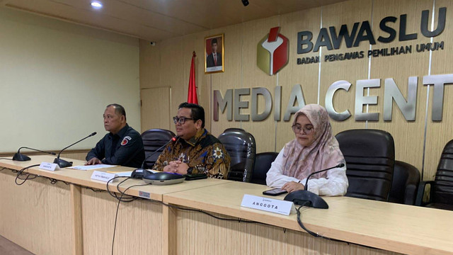Konferensi pers Bawaslu terkait polemik pembagian amplop di Masjid di Sumenep oleh politisi PDIP, di Media Center Bawaslu, Kamis (6/4). Dok.  Foto: Luthfi Humam/kumparan