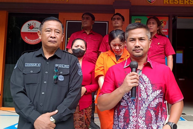 Konferensi pers tersangka kasus penggelapan dan penipuan dengan modus rental mobil, NPA, di Bali, Kamis (6/4/2023). Foto: Denita BR Matondang/kumparan