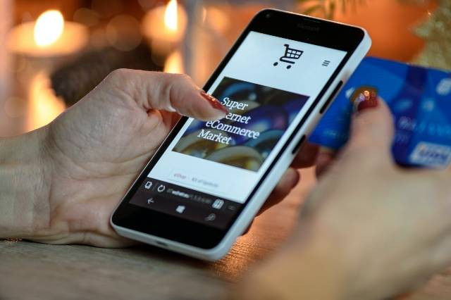 Ilustrasi Cara Buka Toko di Shopee lewat Handphone. Foto: pexel.com.