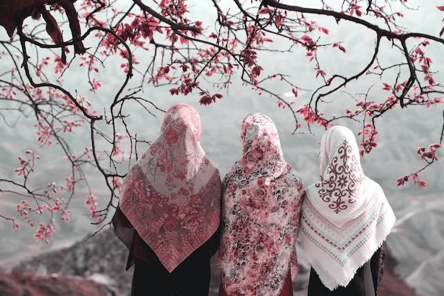 Ilustrasi manfaat menutup aurat bagi wanita.. Foto: Unsplash/Hasan Almasi
