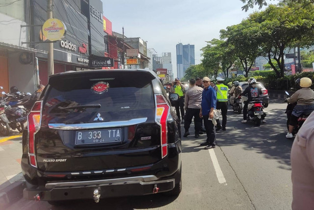 Pajero yang menabrak 2 mobil di Jalan Raya Margonda, Kota Depok, pada Kamis (6/4/2023). Foto: Dok. Istimewa