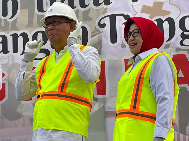 Gubernur Sutarmidji dan Ketua PMI Kalbar, Lismaryani, saat peletakan batu pertama gedung baru markas PMI Provinsi Kalbar. Foto: Leo Prima/Hi!Pontianak  