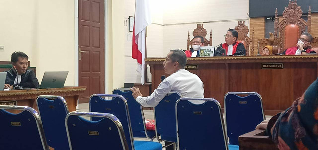 Mantan Rektor Universitas Lampung, Karomani saat menjalani sidang lanjutan perkara dugaan suap penerimaan mahasiswa baru Universitas Lampung di Pengadilan Negeri Tanjung Karang, Bandar Lampung, pada Kamis (6/4). | Foto : Galih Prihantoro/ Lampung Geh