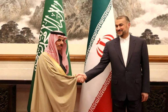 Menteri Luar Negeri Iran Hossein Amir-Abdollahian bertemu dengan Menteri Luar Negeri Arab Saudi Pangeran Faisal bin Farhan Al Saud di Beijing, China, Kamis (6/4/2023). Foto: WANA via REUTERS