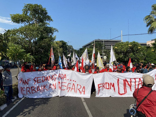 Aksi turun ke jalan dari mahasiswa Universitas 17 Agustus 1945 Surabaya (Foto: dok. pribadi)