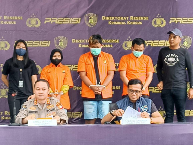 Jumpa pers pengungkapan kasus penyebaran berita bohong barang bukti thrifting dibawa pulang penyidik di Polda Metro Jaya, Kamis (6/4/2023). Foto: Dok. Istimewa