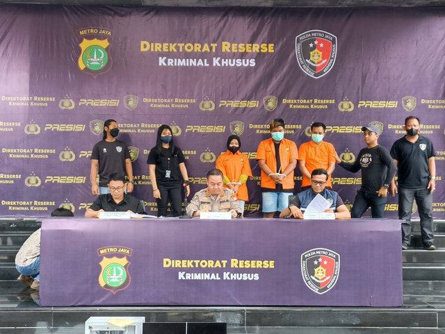 Jumpa pers pengungkapan kasus penyebaran berita bohong barang bukti thrifting dibawa pulang penyidik di Polda Metro Jaya, Kamis (6/4/2023). Foto: Dok. Istimewa
