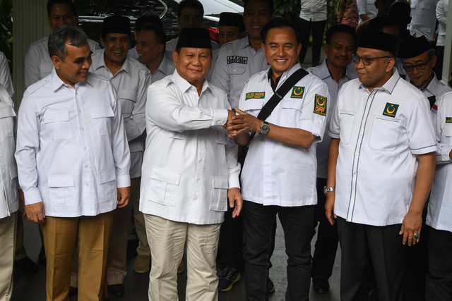 Ketua Umum Partai Gerindra Prabowo Subianto (depan, kedua kiri) bersama Ketua Umum Partai Bulan Bintang (PBB) Yusril Ihza Mahendra (depan, kedua kanan) didampingi sejumlah pimpinan kedua partai politik bersalaman usai melakukan pertemuan. Foto: Aditya Pradana Putra/Antara Foto