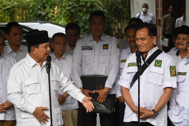 Ketua Umum Partai Gerindra Prabowo Subianto (depan, kiri) bersama Ketua Umum Partai Bulan Bintang (PBB) Yusril Ihza Mahendra (depan, kanan) didampingi sejumlah pimpinan kedua partai politik memberikan keterangan kepada wartawan. Foto: Aditya Pradana Putra/Antara Foto