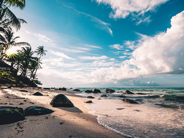 Ilustrasi Pantai Air Manis. Sumber: www.pexels.com
