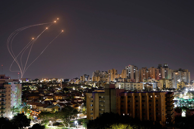 Sistem anti-rudal Iron Dome Israel mencegat roket yang diluncurkan dari Jalur Gaza yang terlihat dari Ashkelon, 7 April 2023.  Foto: Amir Cohen/Reuters