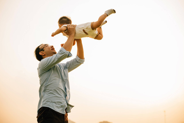 Ilustrasi ayah main lempar anak ke udara. Foto: Sorapop Udomsri/Shutterstock