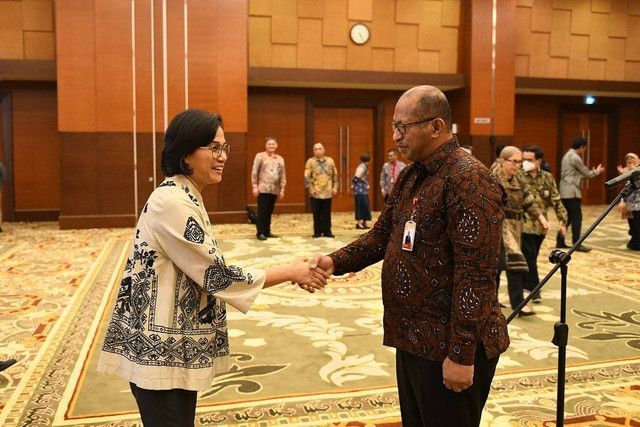 Menteri Keuangan Sri Mulyani berjabat tangan usai melantik Yudistian Yunis sebagai Direktur Utama PT Geo Dipa Energi (Persero) pada Kamis (7/4) lalu. Foto: Instagram/@smindrawati