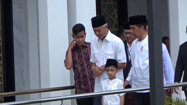 Gubernur Jateng Ganjar Pranowo bertemu Presiden RI Joko Widodo di Masjid Sheikh Zayed, Solo, Jumat (7/4/2023). Foto: Dok. Istimewa