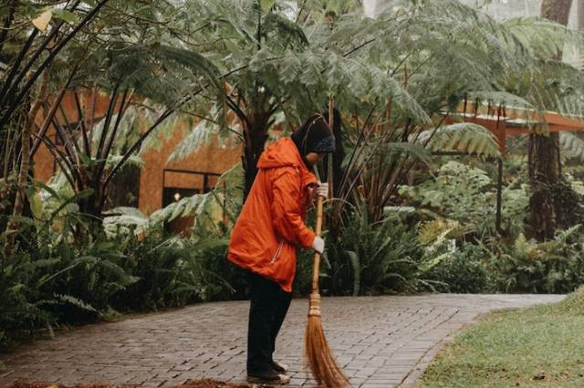 Ilustrasi pertanyaan tentang kebersihan lingkungan. Sumber foto: Teguh Sugi by pexels.com