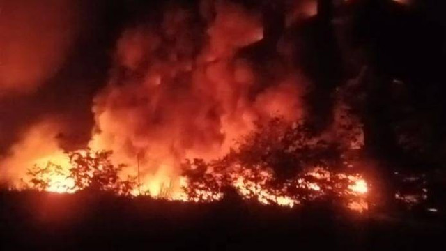 Gudang benang di Pasar Kemis, Kabupeten Tangerang, terbakar, Jumat (7/4/2023). Foto: Dok. Istimewa
