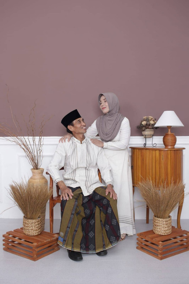 Umat muslim berlomba-lomba meningkatkan ketaqwaan dengan memperbanyak ibadah guna memperoleh kemuliaan malam Nuzulul Qur'an. Sumber : dokumentasi pribadi