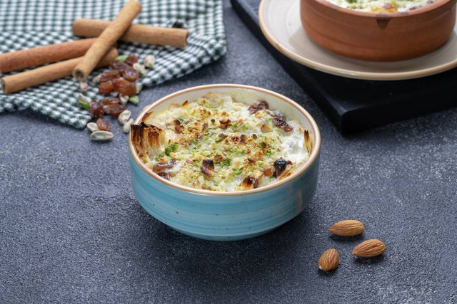 Umm Ali, puding khas Timur Tengah sebagai takjil buka puasa. Foto: Shutterstock