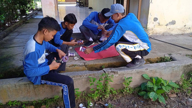 Pengelolaan sampah plastik di sekolah menjadi meja dan kursi. (Foto: Dokumen Penulis)