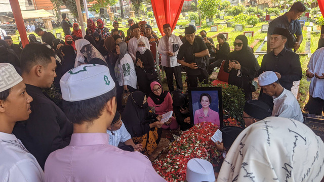 Upacara pemakaman istri Wakapolri Komjen Gatot Eddy Pramono, Widi Astutik di TPU Joglo, Jakarta Barat, Sabtu (8/4). Foto: Jonathan Devin/kumparan
